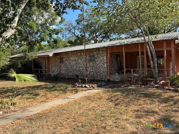 600 Ducey Street , Yoakum, TX 77995