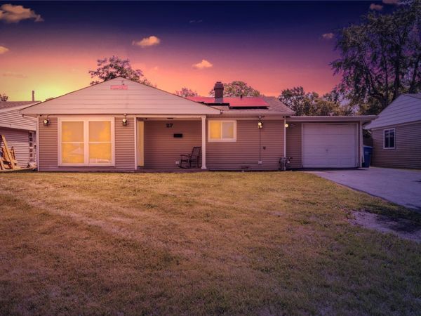 27 Cardinal Lane, Carpentersville, IL 60110