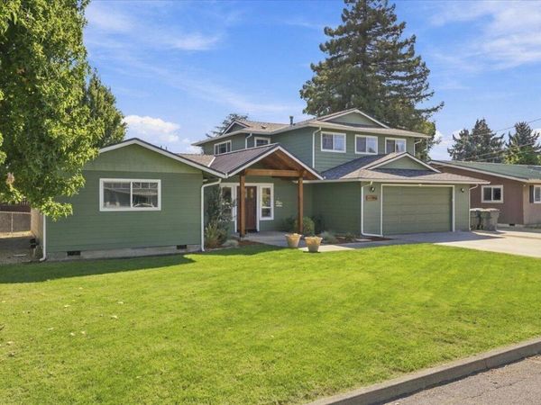 755 S 4th Street, Central Point, OR 97502