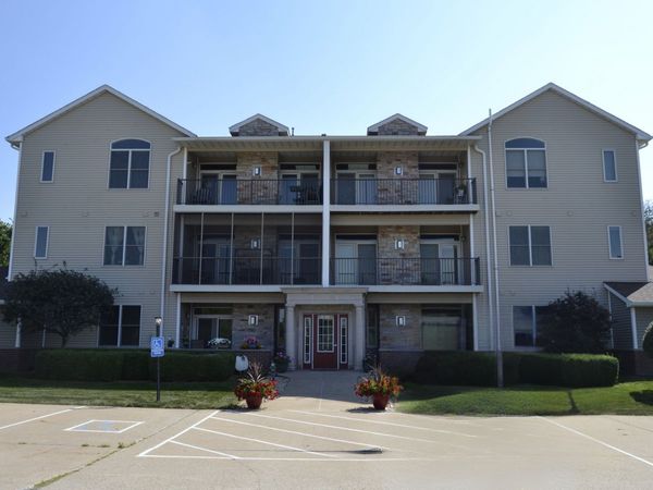 1871 Stone Gate Circle, Unit 9, Davenport, IA 52807