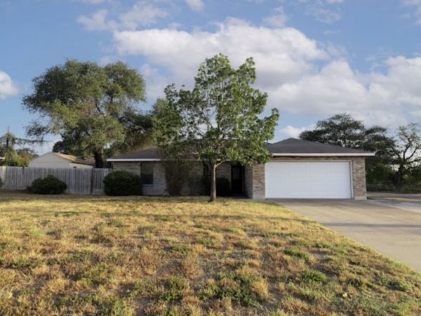 302 BAIN DR, Devine, TX 78016