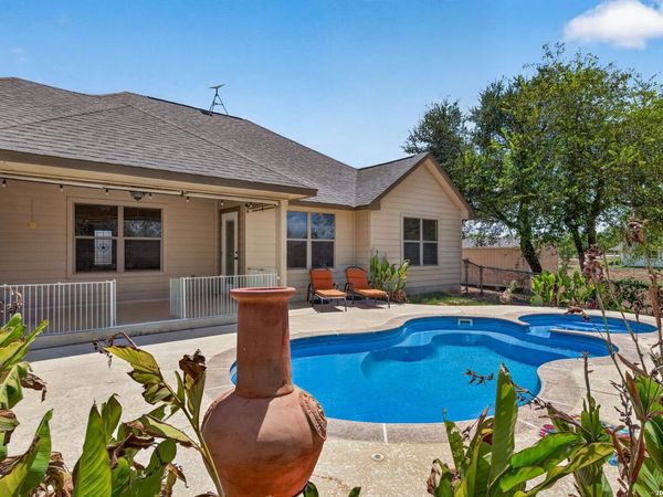 555 CIMARRON SQ, Poteet, TX 78065