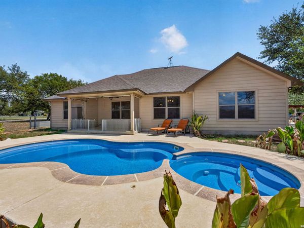 555 CIMARRON SQ, Poteet, TX 78065