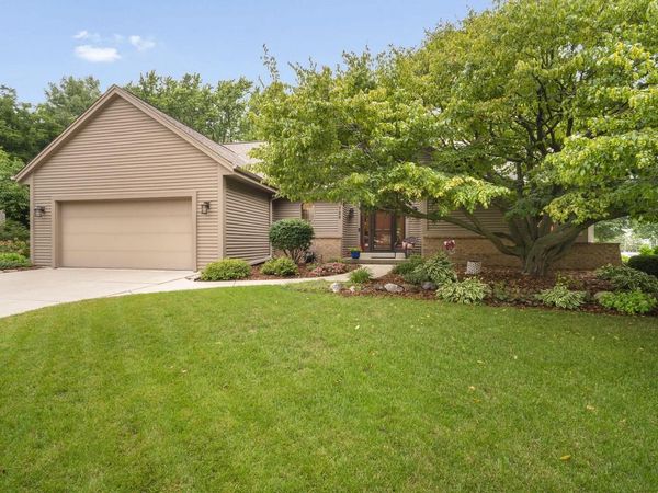 720 Schloemer DRIVE, West Bend, WI 53095