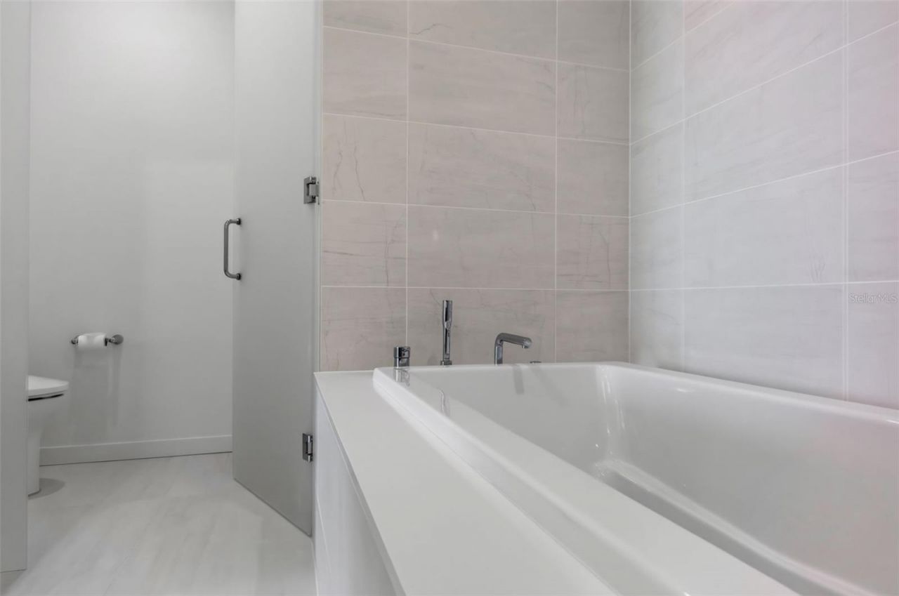 301 Quay Commons, Unit 1903, Sarasota, FL 34236 Photo
