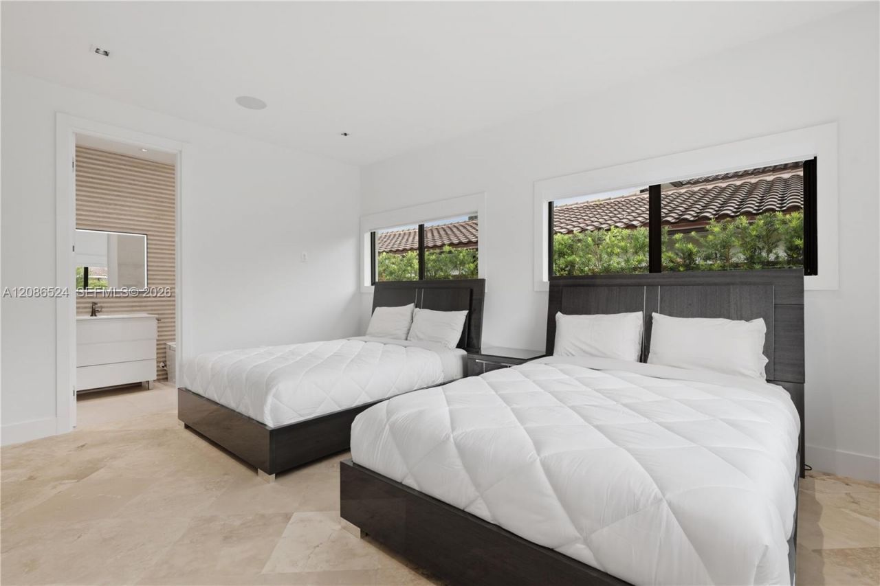 415 Holiday Dr, Hallandale Beach, FL 33009 Photo