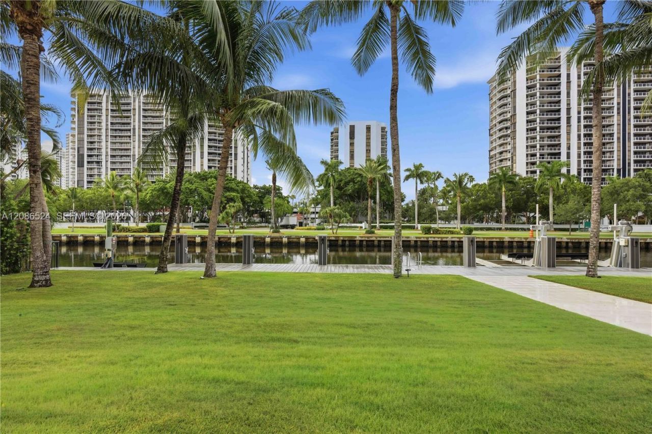 415 Holiday Dr, Hallandale Beach, FL 33009 Photo