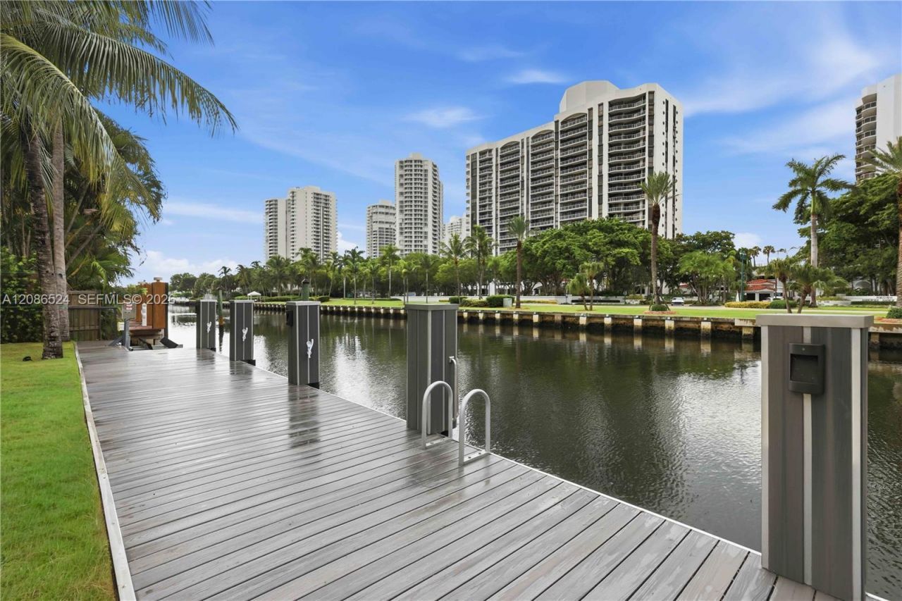 415 Holiday Dr, Hallandale Beach, FL 33009 Photo