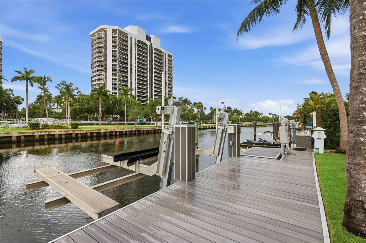 415 Holiday Dr, Hallandale Beach, FL 33009 Photo