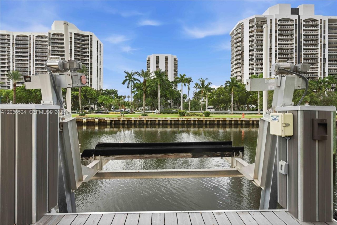 415 Holiday Dr, Hallandale Beach, FL 33009 Photo