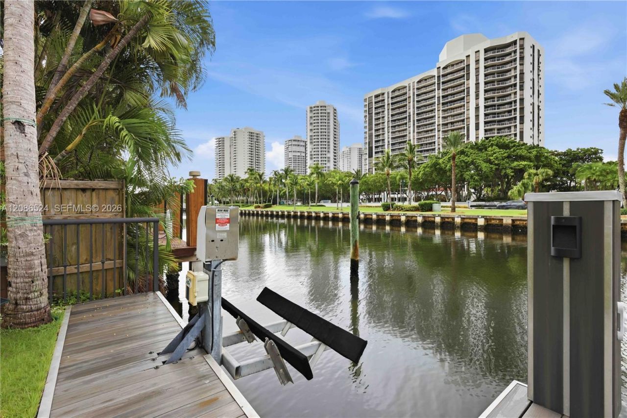 415 Holiday Dr, Hallandale Beach, FL 33009 Photo