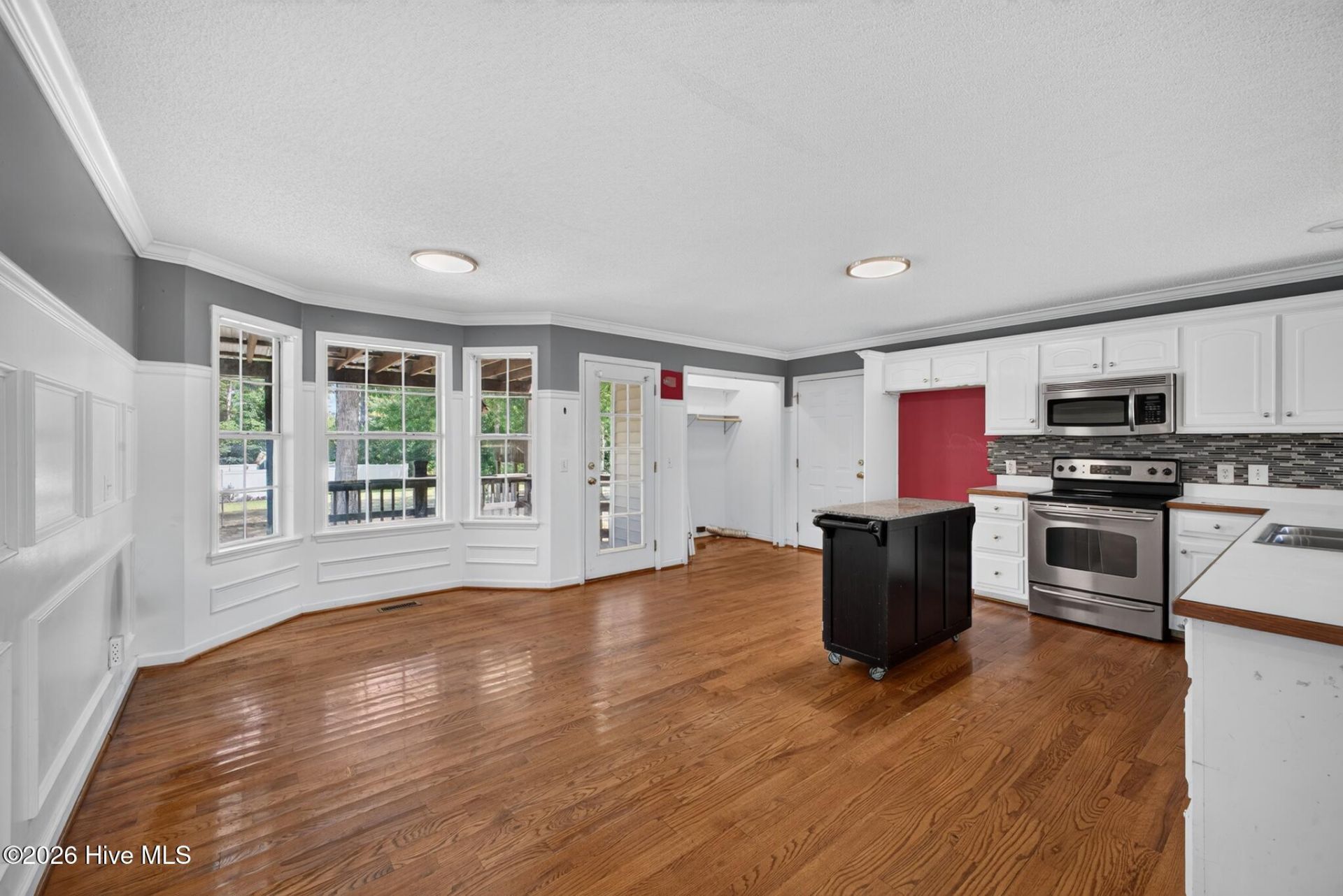 1072 Meadow Lane  Photo 10