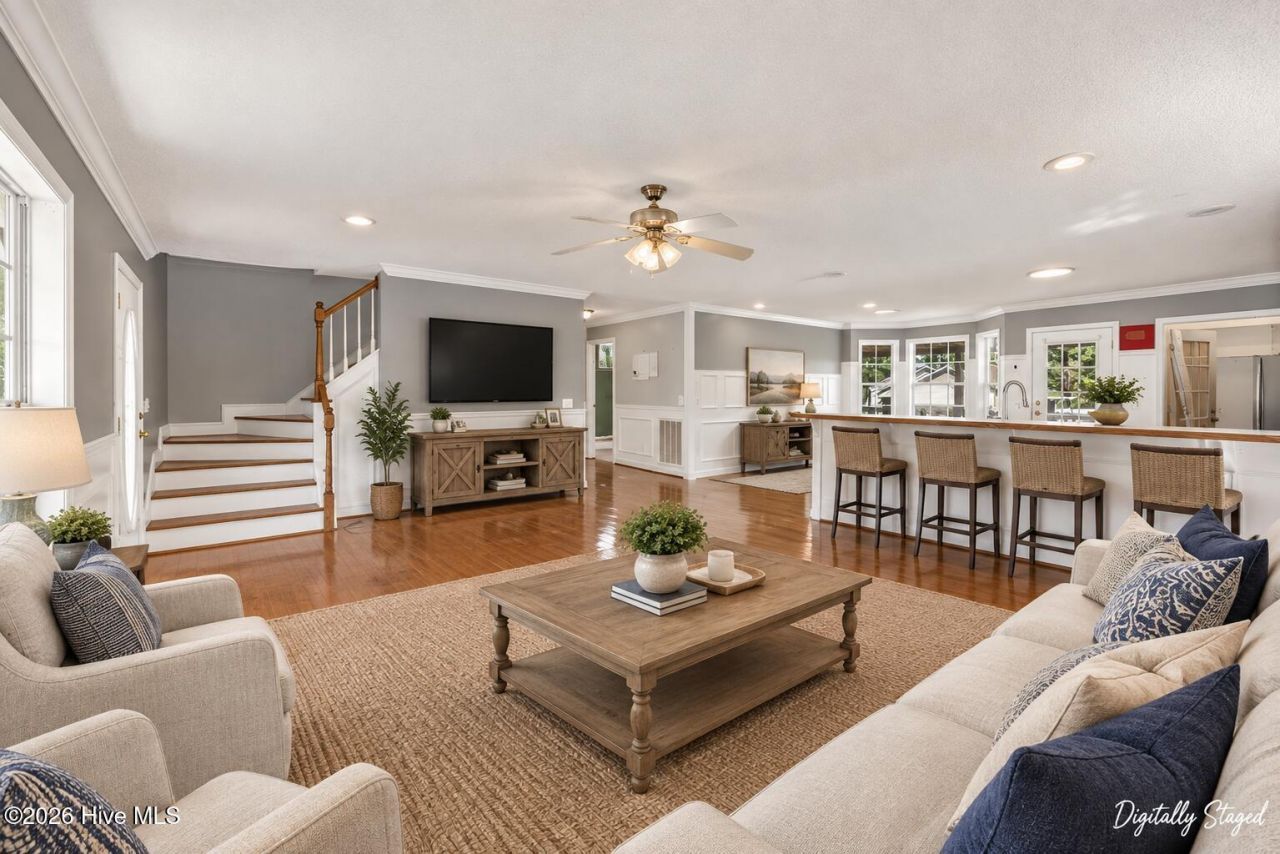 1072 Meadow Lane  Photo 14