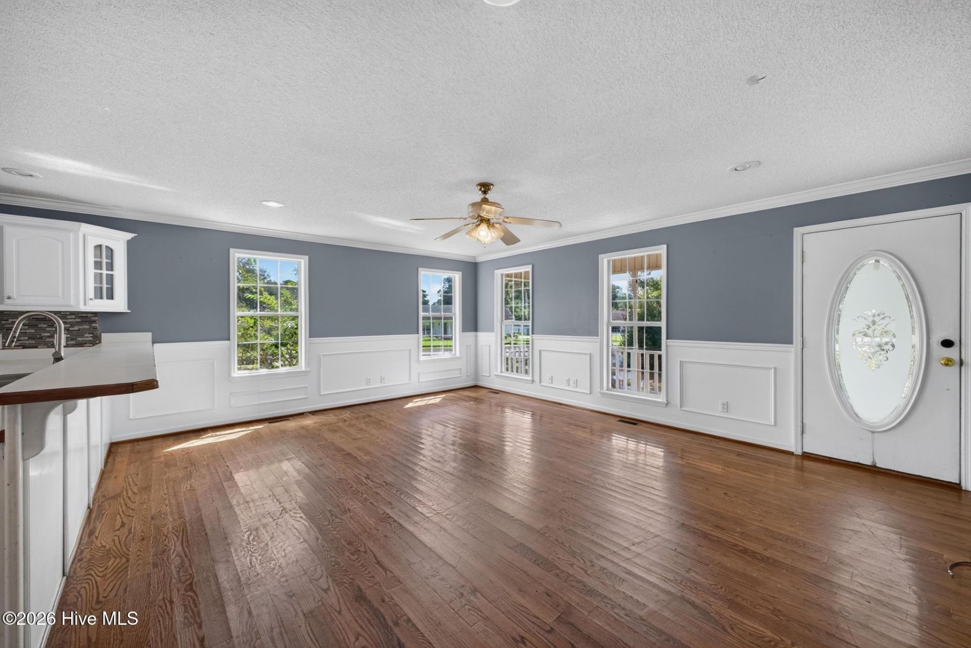 1072 Meadow Lane  Photo 8