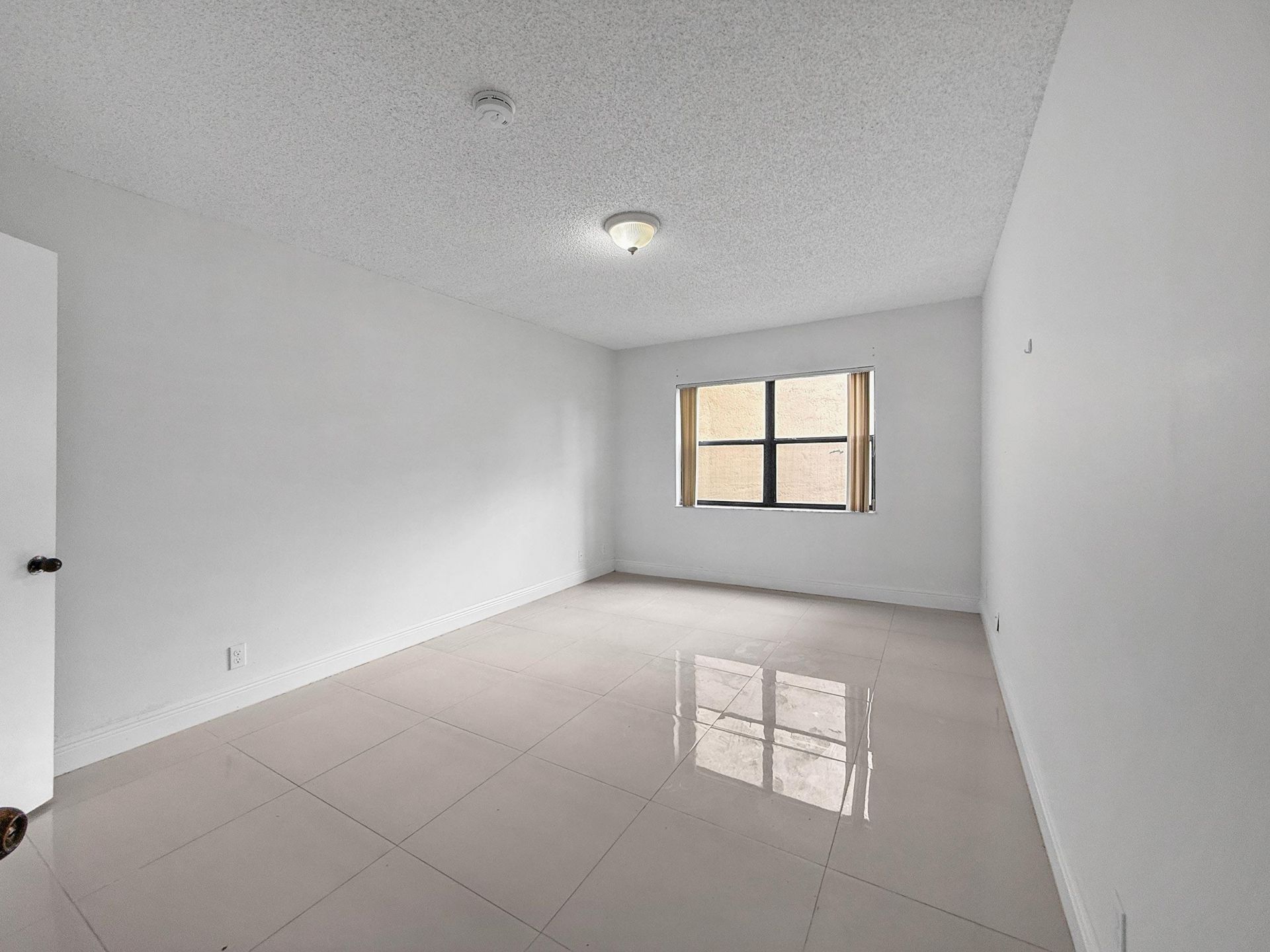 8290 Lake Drive, Unit 250, Doral, FL 33166 Photo