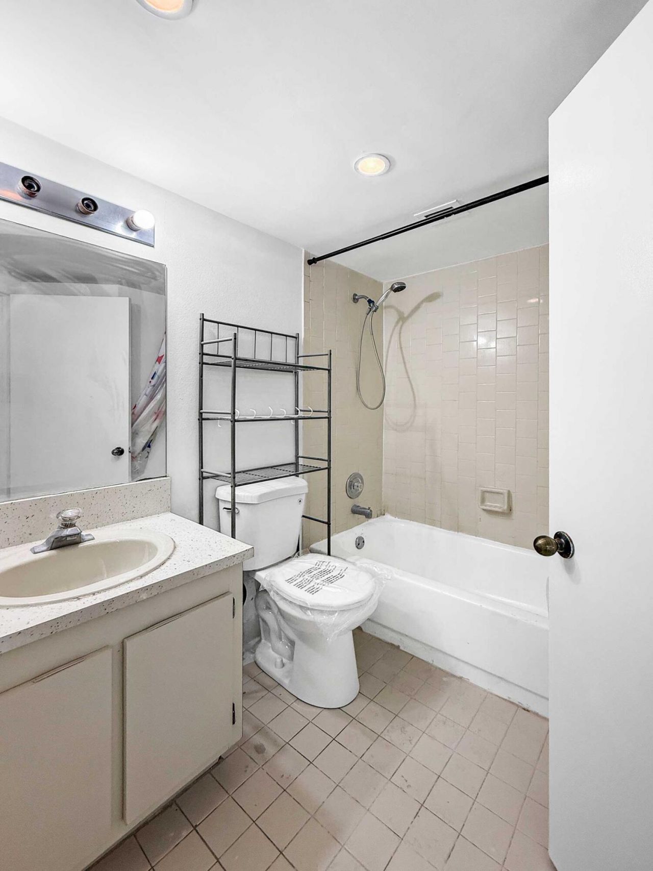 8290 Lake Drive, Unit 250, Doral, FL 33166 Photo