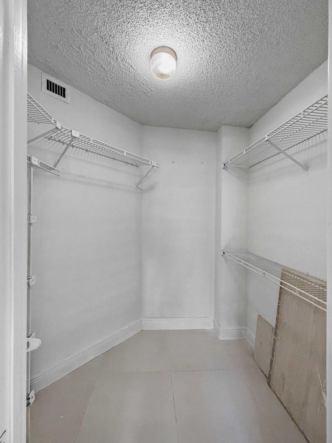 8290 Lake Drive, Unit 250, Doral, FL 33166 Photo