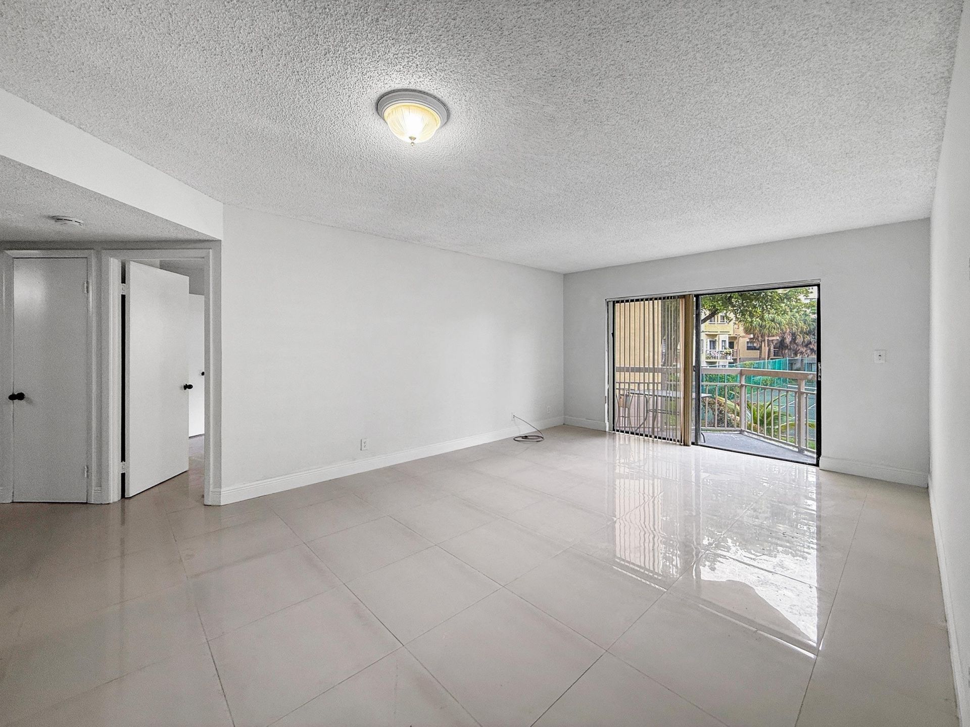 8290 Lake Drive, Unit 250, Doral, FL 33166 Photo