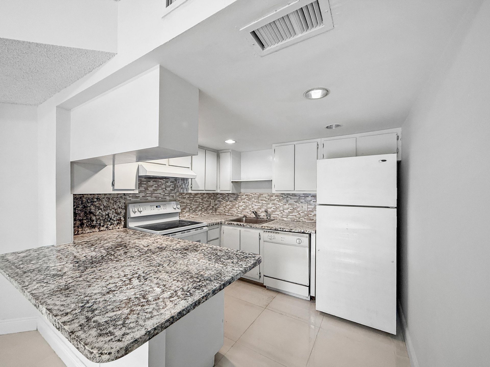 8290 Lake Drive, Unit 250, Doral, FL 33166 Photo
