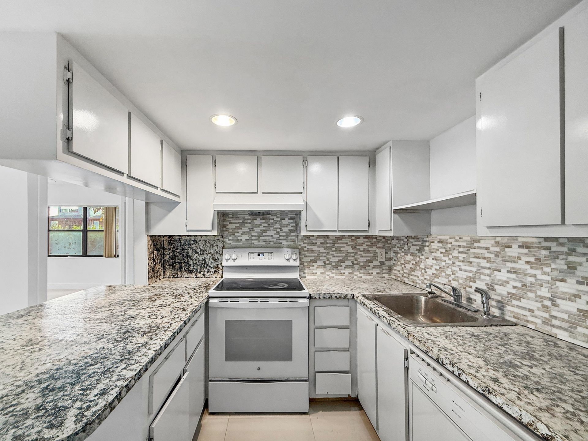 8290 Lake Drive, Unit 250, Doral, FL 33166 Photo