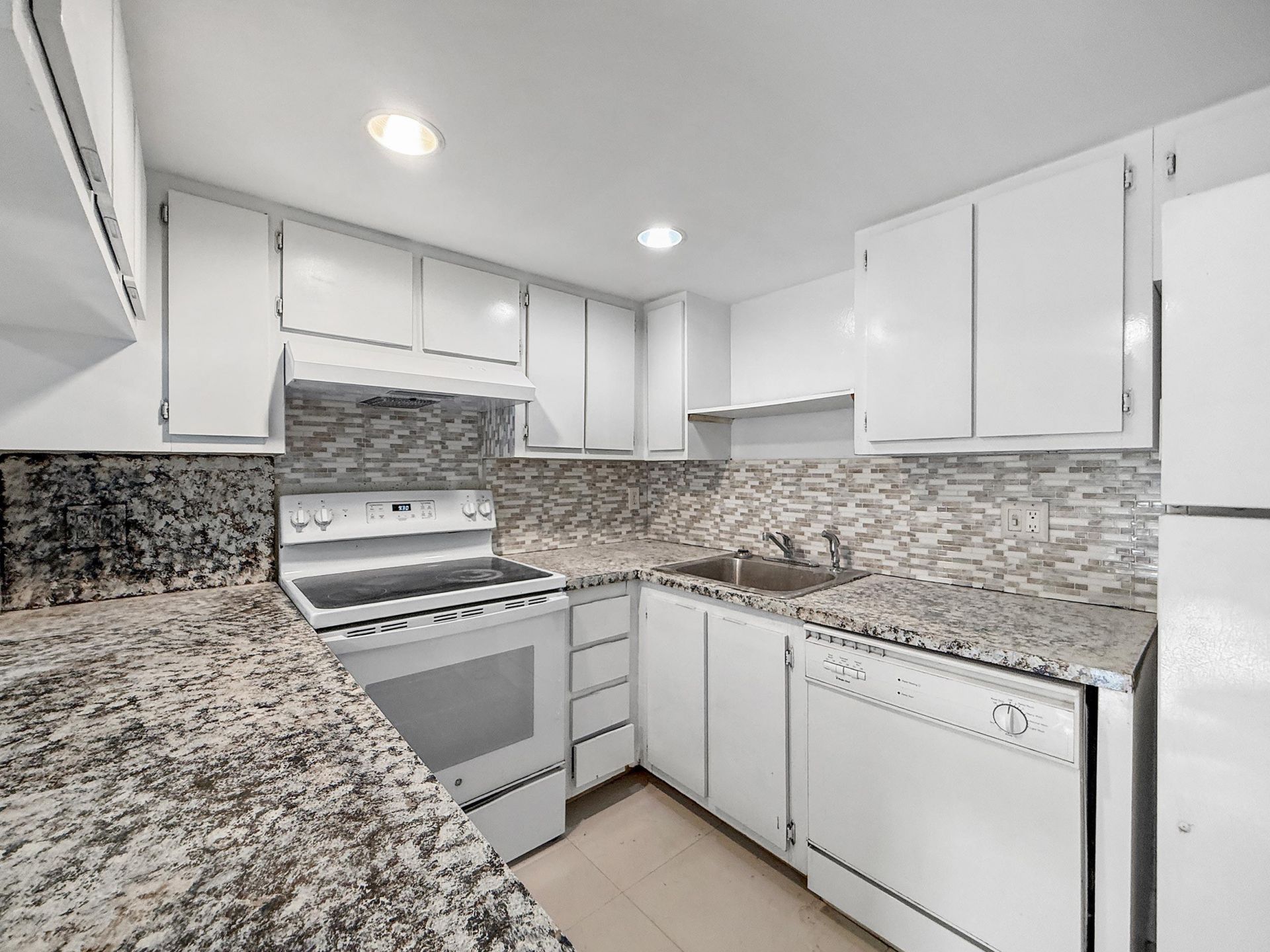 8290 Lake Drive, Unit 250, Doral, FL 33166 Photo