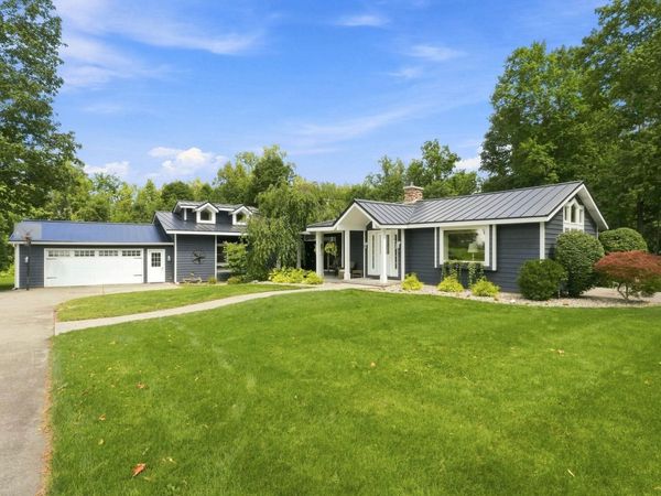 458 E WOODVIEW Drive, Nappanee, IN 46550