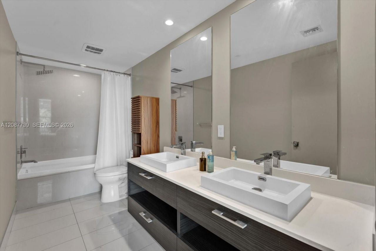 45 SW 9th St , Unit 1002, Miami, FL 33130 Photo