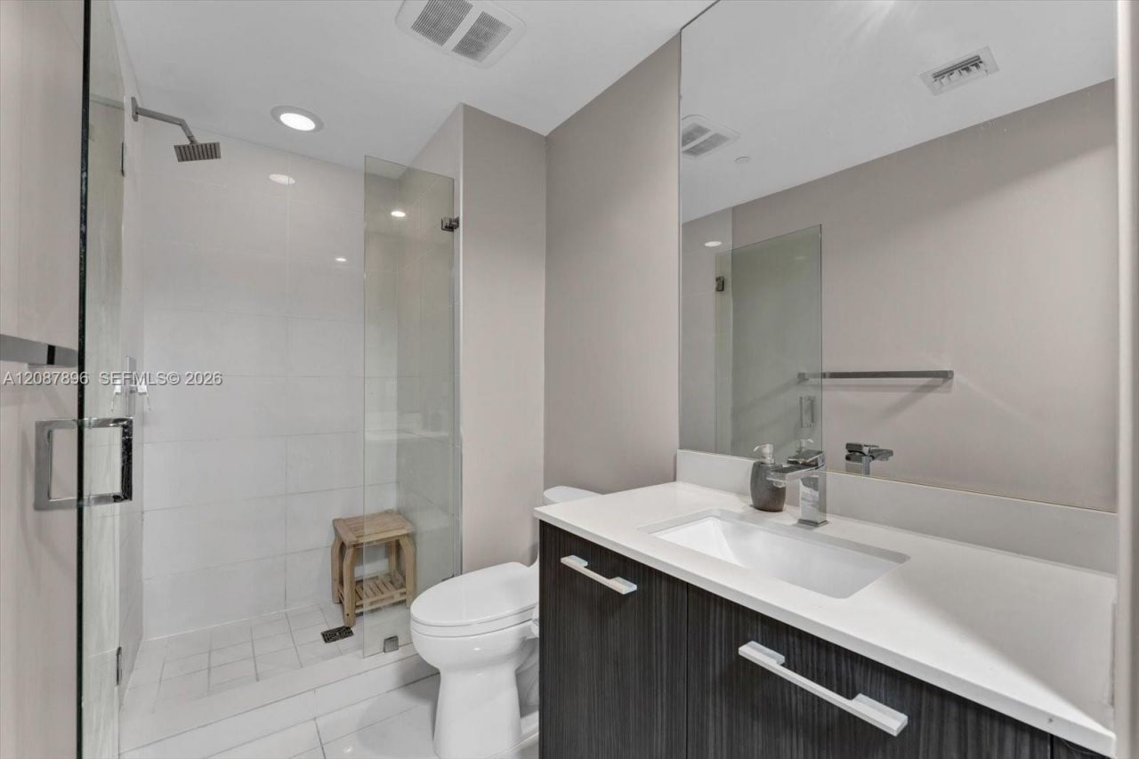 45 SW 9th St, Unit 1002, Miami, FL 33130 Photo