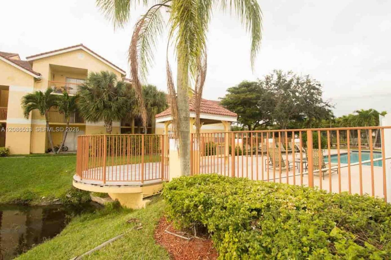 7680 Westwood Dr, Unit 831, Tamarac, FL 33321 Photo