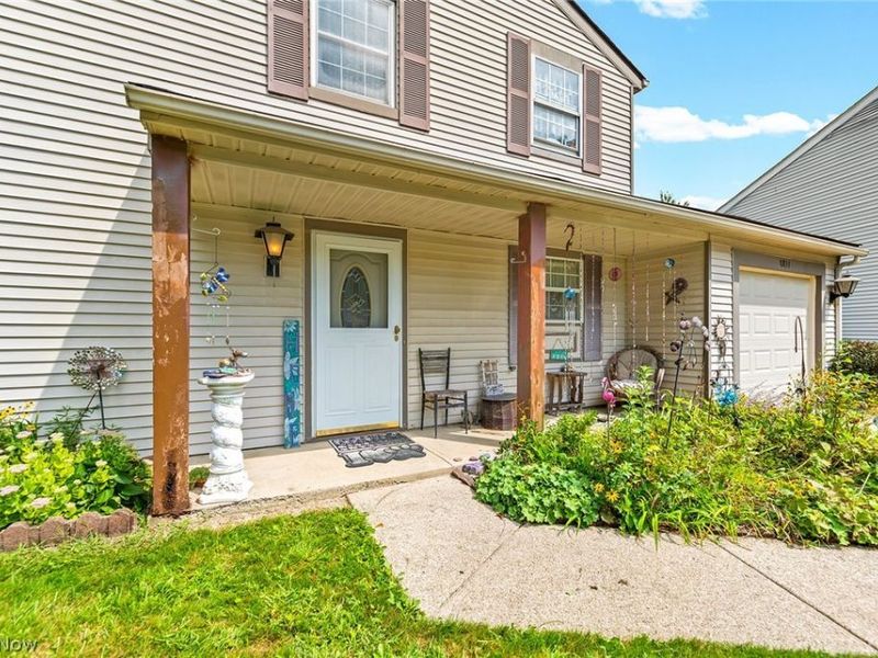 8851 Holly Lane, Olmsted Falls, OH 44138 Photo 2