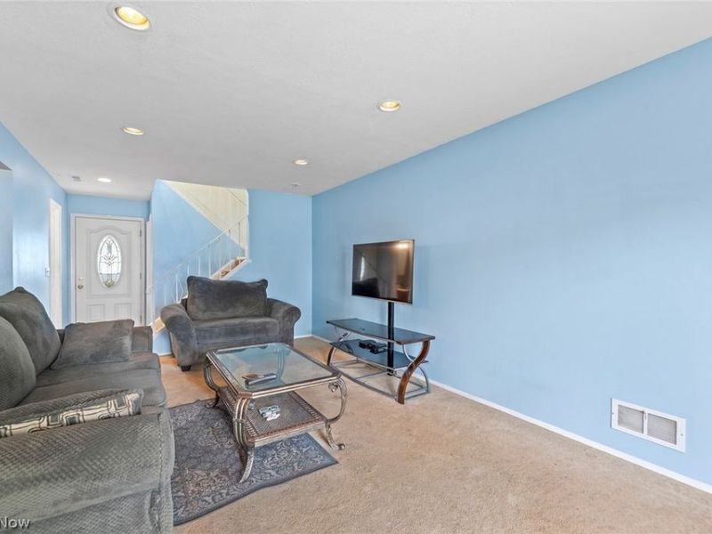 8851 Holly Lane, Olmsted Falls, OH 44138 Photo 3