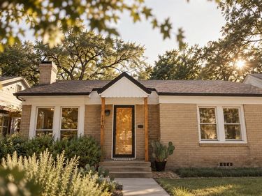 110 N Briscoe Boulevard, Dallas, TX 75211