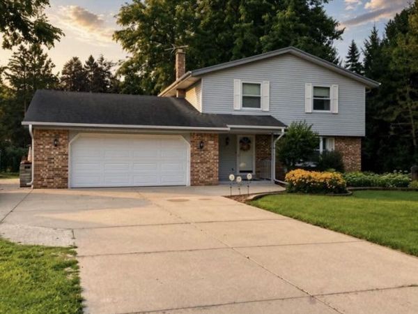 W360N7506 Thomas Dr, Lac La Belle, WI 53066