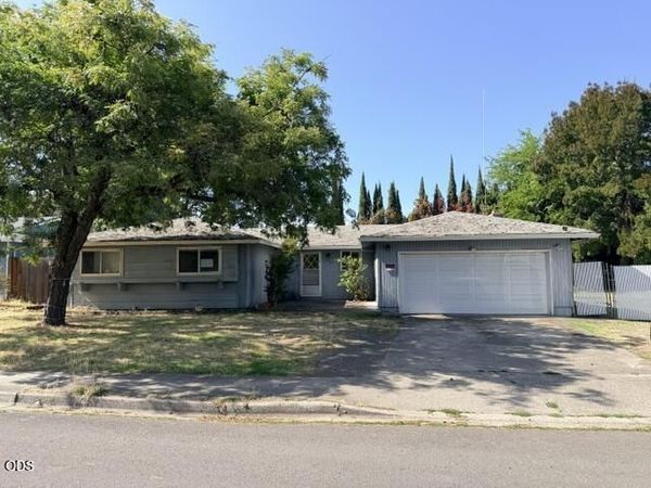 1209 N 10th Street, Central Point, OR 97502