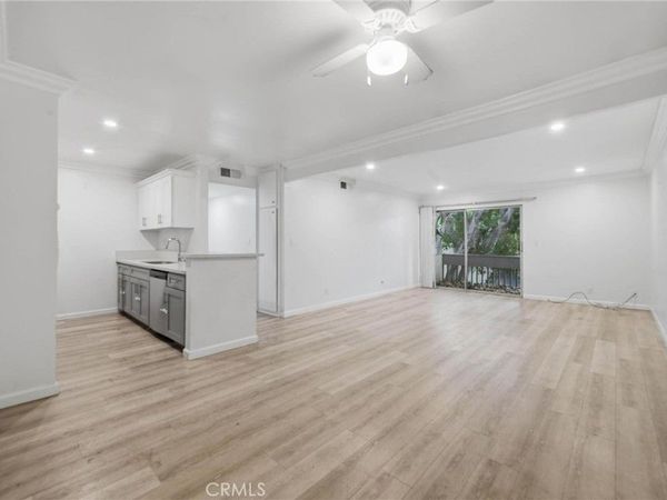 18620 Hatteras Street, Unit 206, Tarzana, CA 91356