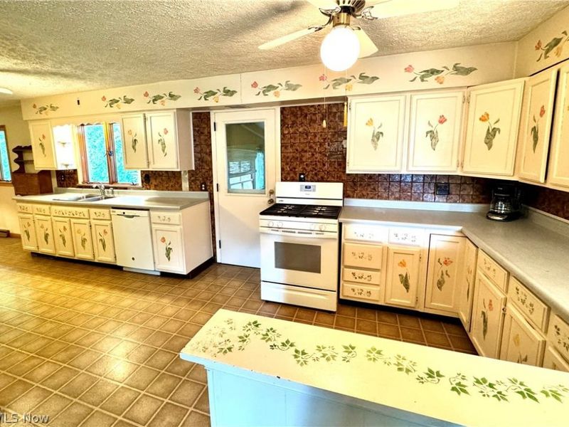 2147 Sarkies Drive, Warren, OH 44483 Photo 5