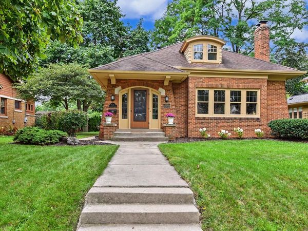6131 Washington CIRCLE, Wauwatosa, WI 53213