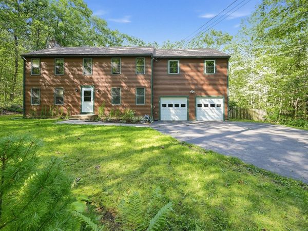 6 Woodview Dr, Hubbardston, MA 01452