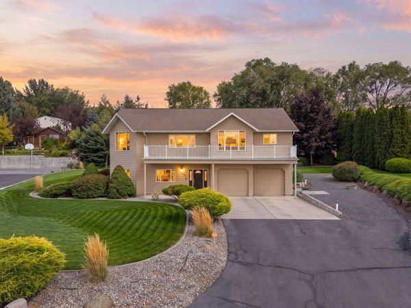 927 Easy St NE, Moses Lake, WA 98837
