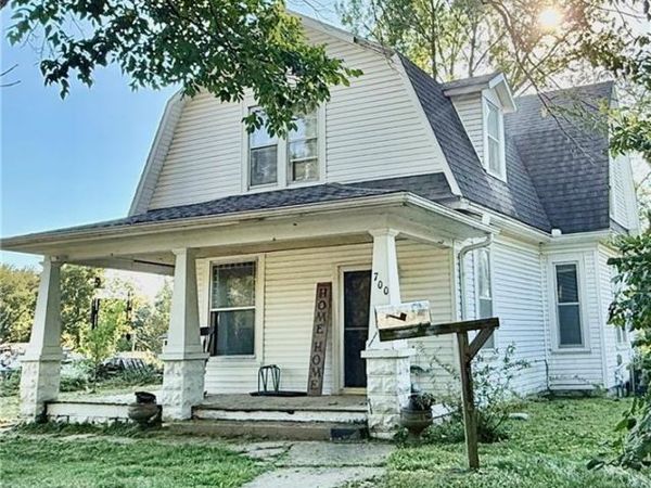 700 West Street, Sweet Springs, MO 65351