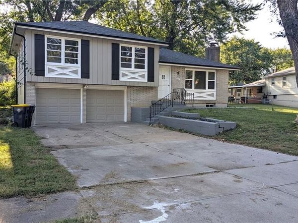 9320 OAKLAND Avenue, Kansas City, MO 64138
