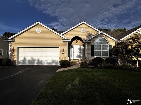 6585 Black Diamond Lane, Lambertville, MI 48144