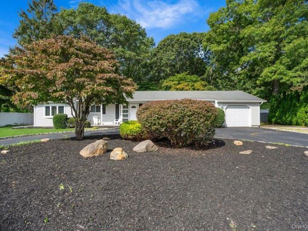 24 Blackfoot Trail , Shoreham, NY 11786