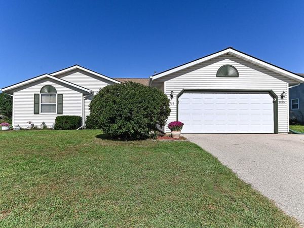 1735 Thomas DRIVE, East Troy, WI 53120