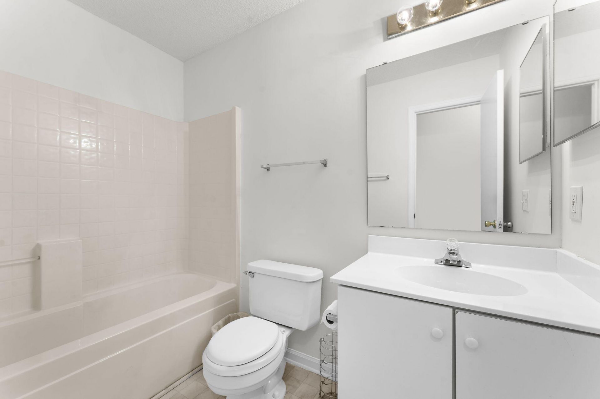 240 Lytham Court Photo 25