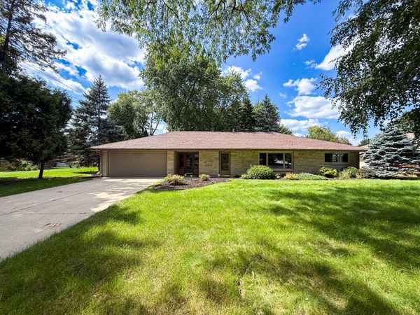 3121 N 105th St, Wauwatosa, WI 53222