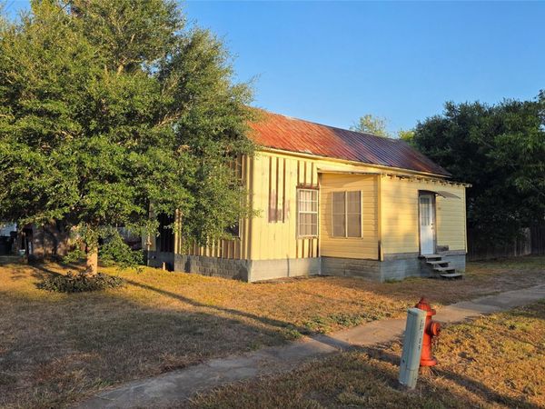 401 N Pecan ST , Moulton, TX 77975