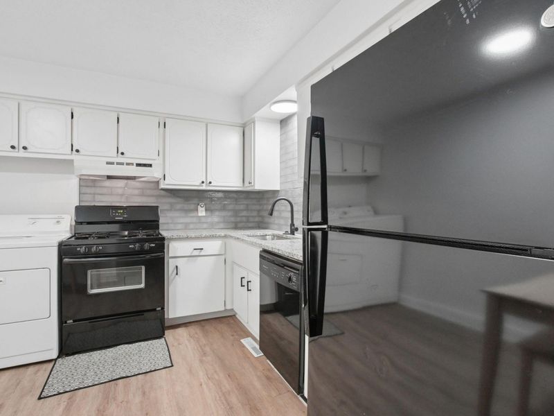 5844 Hallridge Circle , Unit B, Columbus, OH 43232 Photo 12
