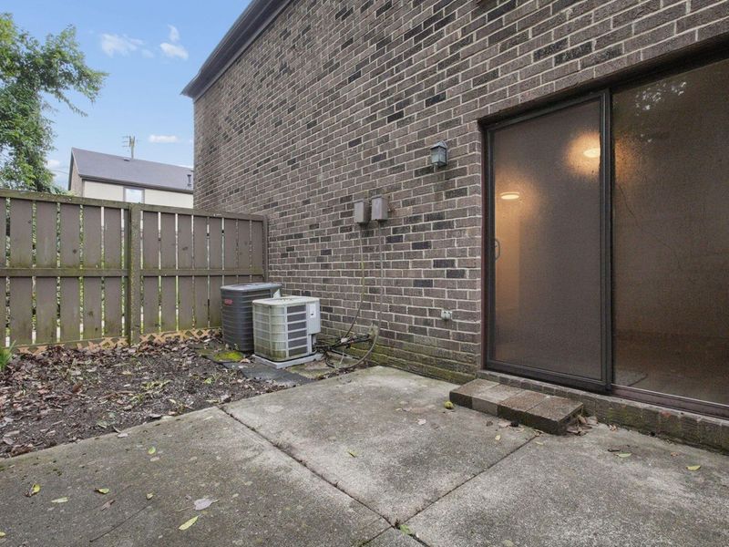 5844 Hallridge Circle , Unit B, Columbus, OH 43232 Photo 18