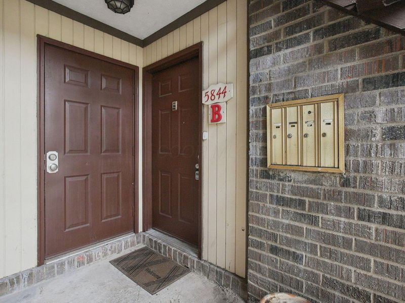 5844 Hallridge Circle , Unit B, Columbus, OH 43232 Photo 2